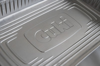 プレスのパターンは、シンプルさと強靱(きょうじん)さを視覚的にも醸し出している。他社製品と比較して抑えられた光沢も品質感を向上させている。