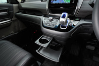 ダッシュボード下部の収納スペース。引き出し式で、使わないときは収納しておける。