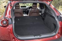 後席の背もたれを倒し、容量を最大化した状態の荷室。背もたれ部分には若干の傾斜が残る。