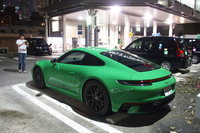 前20インチ、後ろ21インチサイズの「チタニウムグレー カレラSホイール」やテールパイプがハイグロスブラックで塗られた「スポーツエキゾーストシステム」が専用装備として採用される。