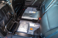 後席下に搭載される駆動用バッテリー。「ラングラー4xe/グランドチェロキー4xe」の電動パワートレインは、米国仕様では400Vなのに対し、日本仕様は350Vとなっている。モーターのアウトプットも異なるので、前項の本国発表値はあくまで参考として考えてほしい。