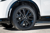 足まわりでは、フロントサスペンションの沈み込みを減らし、ロールをやや抑えるよう設定が変更された。