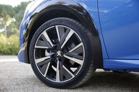 「208 GTライン」の試乗車に装着されていた17インチアルミホイール。ブレード型の個性的なデザインが目を引く。