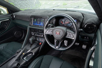 淡いグリーンのインテリアカラーは「プレミアムエディションT-spec」専用色。古めかしいのは確かだが、スポーツドライビングに関して足りないものは何もない。