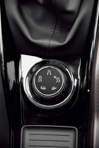 ブラックパーツで飾った「プジョー2008」の特別仕様車発売の画像