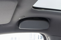 「ロングレンジ」には運転席のアシストグリップの代わりにサングラスホルダーが備わっている。