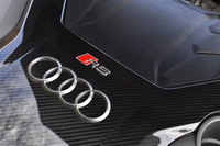 「RS」のロゴが輝くカーボン製のエンジンカバーは、オプションの「カーボンスタイリングパッケージ」に含まれるアイテム。