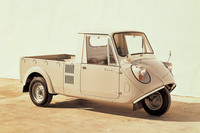 ツートンのカラーリングが目を引く東洋工業の「K360」。2代目「ダイハツ・ミゼット」と同じく1959年に登場し、およそ10年にわたり販売された。