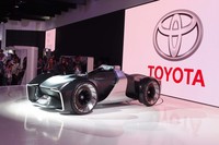 未来のパーソナルなモビリティー「e-RACER」。ドライバーと心を通わせる、愛馬のような存在とされる。