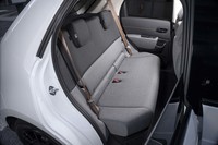 後席の乗車定員は2人。濃淡のあるグレーを使い分けたツートンカラーの表皮はすてきだが、座面、背もたれとも平板で長時間の乗車には向かない。