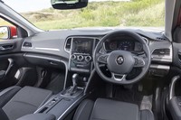 内装ではエアコンの操作ダイヤルの内部に設定温度などが表示されるようになったのが新しい。センタースクリーンはスマートフォンのミラーリングに対応した。