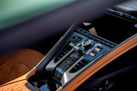 運転席と助手席を分ける、幅広のセンターコンソール。インストゥルメントパネルまわりのデザイン変更に伴い、イグニッションスイッチやシフトセレクター、エアコンのコントローラーなどもこちらに配されることとなった。