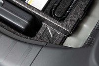 こちらは荷室の床下にあるパンク修理キットや車載工具がおさめられた発泡スチロールのもの。