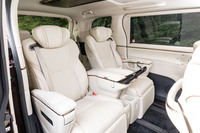 2列目シートの表皮は4人乗り仕様の後席と同じLアニリン本革で、レクサスでは最上級をうたう高級レザーだ。座面は480mmの前後調整が可能。