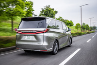 4WDシステムには、後輪をモーターで駆動する「DIRECT4」を採用。前・後輪間の駆動力を100:0~20:80で自動制御し、常に最適なトラクションの維持や操縦安定性、燃費の向上を図っている。0-100km/hの加速タイムは8.2秒。