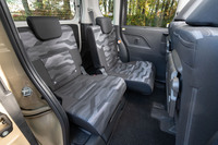 「ムーヴ キャンバス」ゆずりの新設計のリアシート。左右独立式の可倒機構、リクライニング機構や、240mmのスライド調整機構が付くのは従来どおり。今回の改良では、荷室側からもスライド操作が可能になった。