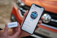 「Tクロス」は「フォルクスワーゲン コネクト データプラグ」(写真左)を標準装備。携帯端末上のアプリケーション「フォルクスワーゲン コネクトアプリ」と連携することで、ドライバーに車両の状態や走行履歴を通知。パーソナルアシスタントとして機能する。