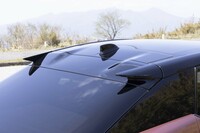 中央部分を大胆にカットしたルーフスポイラーは車体後方での風の収束性を高めて空力性能アップに寄与している。