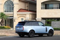 2021年10月に発表された現行型「レンジローバー」。JLRの新世代アーキテクチャー「MLA-Flex」を初めて採用したモデルで、従来モデルより快適性や運動性能が飛躍的に向上していた。