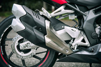 マフラーは右側2本出し。サイレンサー内は3室に分けられており、そのうちの2室と3室に個別に排気管を設けるデュアルテールパイプ構造となっている。これにより、低回転域では力強いサウンドを、中高回転域ではレーシングマシンを思わせる高揚感のあるサウンドを楽しむことができるという。