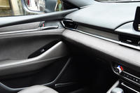 インテリアについては、工作精度、組み付け精度の改善による“統一感”や“一体感”の向上も重視。インストゥルメントパネルとドアトリムについてはステッチにゆがみが出ないよう、レーザーポインターで位置決めをして製作されている。