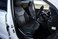 シートは座面と背もたれの中央部分がナッパレザー、その他の部分が本革となる。