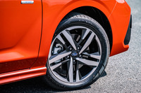 最上級グレードの「ST-H」には、17インチのダークメタリック塗装+切削光輝ホイールと215/50R17サイズのタイヤが標準装備となる。今回サーキットで試乗した全車に、軽量化を推進した最新の「ダンロップSPスポーツマックス050」が装着されていた。