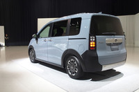 新型「フリード」では写真の「ソニックグレー・パール」を含む、全9色のボディーカラーをラインナップ。「クロスター」(写真)は、専用のフロントグリルやロワーガーニッシュ、フェンダーのクラッディング、ルーフレールなどでアウトドアテイストが演出される。