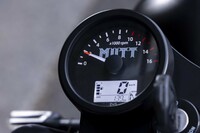 懐かしい趣きの機械式タコメーター(エンジン回転計)。車速や残り燃料、走行距離などは、下部の小さなディスプレイに表示される。