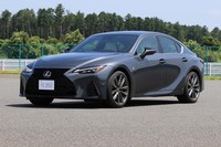 最新世代の「レクサスIS」がデビューしたのは2013年5月。今回は2020年秋に予定されているマイナーチェンジモデルの発売に先駆けて、そのプロトタイプに試乗した。写真はV6エンジンを搭載する「IS350」のプロトタイプ。