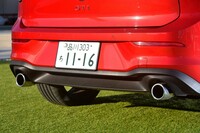 リアビューで目を引くクロームツインエキゾーストパイプ。今回の改良では、「カスタム」モードで調整できるエンジンサウンドの設定が、「車内エンジン音」「車外エンジン音」の2つに分けられた。