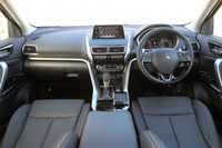 インストゥルメントパネルには水平基調のデザインを採用。立体的なシルバー加飾を施し、スポーティーさと上質さを表現している。中央にスマートフォン連携オーディオ用のディスプレイが備わる。