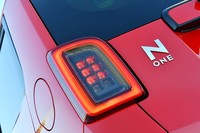 リアコンビランプもフルLED式に。数少ない初代との識別点となっている。