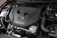 「XD」系のグレードに搭載される1.5リッター直4ディーゼルターボエンジン。今回の改良では、上級グレードのみに採用されていた「ナチュラルサウンドスムーザー」が、すべてのディーゼルエンジン搭載車に標準装備となった。