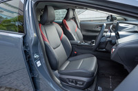 シート表皮は合成皮革で、運転席にはメモリー機能付きの8way電動調整機構を装備。また運転席・助手席ともにシートヒーターとベンチレーション機能が標準で備わっている。