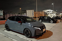 エクステリアデザインはFWDも4WDも共通。今回試乗した車両がまとう「NISMOステルスグレー」と「スーパーブラック」のツートンカラーは、NISMOブランドを象徴する専用色として他のNISMOモデルにも採用されている。