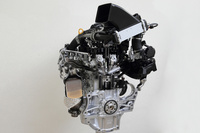 ターボエンジンについては、ブースト圧を190barから200barに引き上げたほか、圧縮比を9.5から9.0に変更。インタークーラーのコア体積を77%拡大したり、A/R比を6とした(従来型は8)低速型のターボチャージャーを用いたりすることで、全回転域でのトルクアップを果たしている。