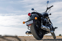 丸い灯火類と左右2本出しのマフラー、ツインショックのサスペンションがクラシックなリアビュー。リアサスペンションには5段階のプリロード調整機能が備わっている。