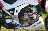 エンジンは従来型のストロークアップ版である1082ccの直列2気筒SOHC 4バルブ。今回はマニュアルトランスミッション車ではなくDCT搭載車に試乗した。