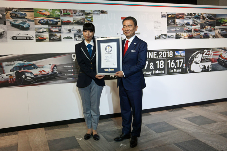 ギネス公式記録認定証を送られるポルシェ ジャパンの七五三木敏幸社長(写真右)。