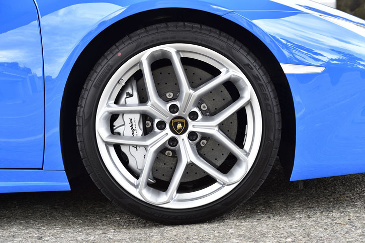タイヤサイズは前が245/35ZR19で、後ろが305/35ZR19。カーボンセラミックブレーキはオプション。