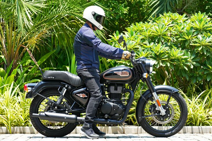 バイクのスタイルは「クラシック350」にやや似るが、ライディングポジションはわかりやすく異なり、「ブリット350」ではシートの上に背筋を伸ばして座るような格好となる。