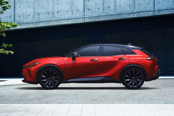 新型「クラウン」シリーズの第2弾モデルとして登場した「クラウン スポーツ」のサイドビュー。ボディーサイズは全長×全幅×全高=4720×1880×1565mmで、ホイールベースは2770mmと、シリーズで全長とホイールベースが一番短い。スポーティーで躍動的、ひと目見ればワクワクするような美しい造形を目指したという。