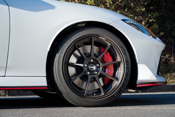 タイヤはフロントが255/40R19でリアが285/35R19。リアのみスタンダードモデルよりも10mm太い。