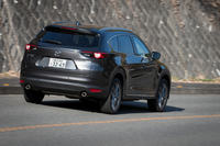 足まわりの改良については、フロントスタビライザーの径の拡大とブッシュ硬度の低減、リアスタビライザー径の縮小、ウレタン製リアダンパートップマウントの採用、前後ダンパー内のバルブ構造の変更などが行われた。