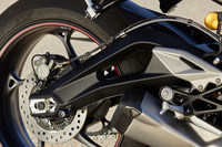 大きく折れ曲がった形状が特徴の、ガルウイングスイングアーム。高い剛性と適度な柔軟性を併せ持ち、後輪の高いスタビリティーに寄与している。