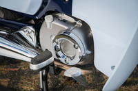 最高出力9.7psを発生する124cc単気筒エンジン。シリンダーはほぼ水平の位置にまで寝かされている。