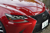 オプションの「三眼フルLEDヘッドランプ」を装着した、テスト車のフロントまわり。メッシュタイプのグリルは、“Fスポーツ”専用のもの。