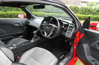 インテリアはオリジナル(ノーマル)とまったく同じ。ただしパネルを替えたことによって、シートからの眺めは少々異なるかもしれない。