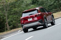 300km近くを走行した今回の燃費は満タン法で14.4km/リッター。2022年8月に筆者が試乗した「キックス」の4WDモデル(12.1km/リッター)よりも燃費が良かったのは、過酷な山岳路を走らなかったからである。ただ、別の機会にほぼ同じ乗り方をしたときにはキックスと同等の燃費を記録したので、車格を考えると高負荷時の効率はエクストレイルのほうが優秀らしい。